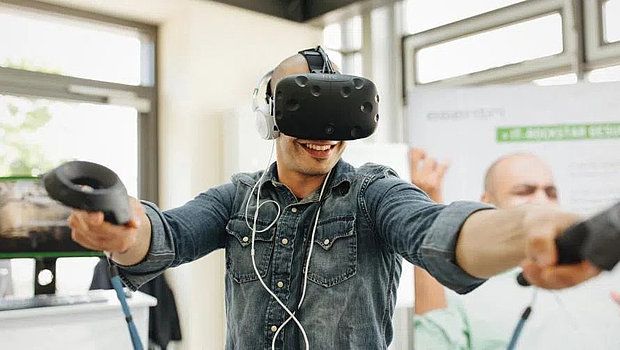 Gamification Esentri Computerwoche, Mann mit VR-Ausrüstung